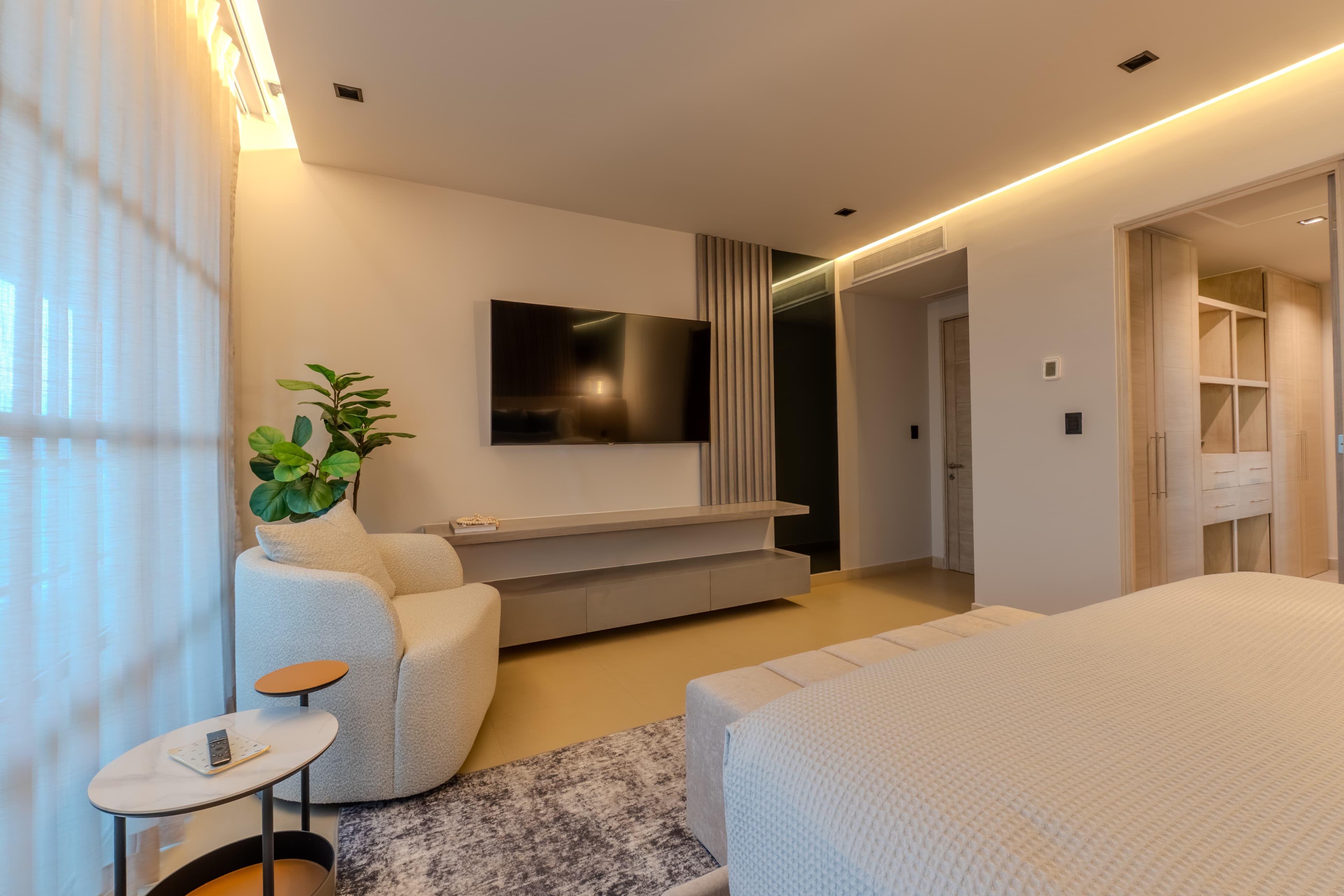 Apus 904 — dormitorio secundario con ebanistería en lamas y vislumbre del vestidor