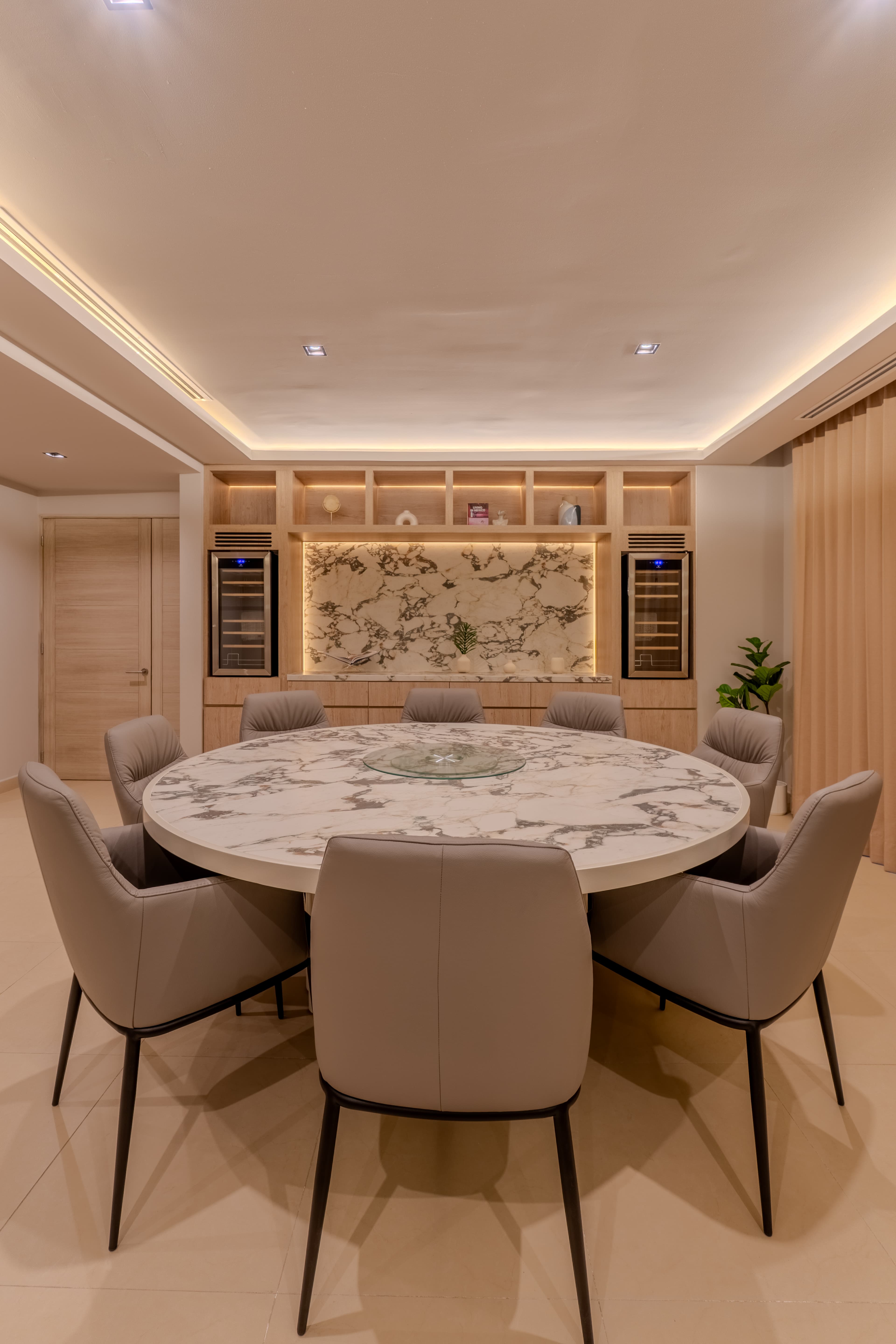 Apus 904 — muro bufet del comedor con bodega integrada y panel botánico de detalle