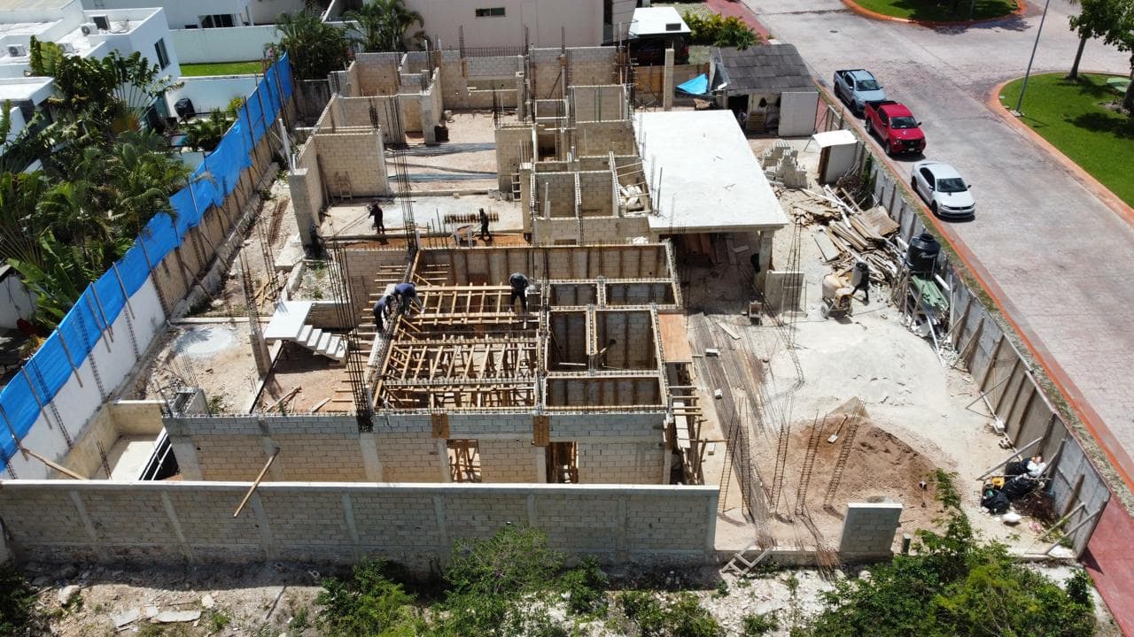 Cumbres 17 y 19 — vista aérea con contexto del entorno y construcción simultánea