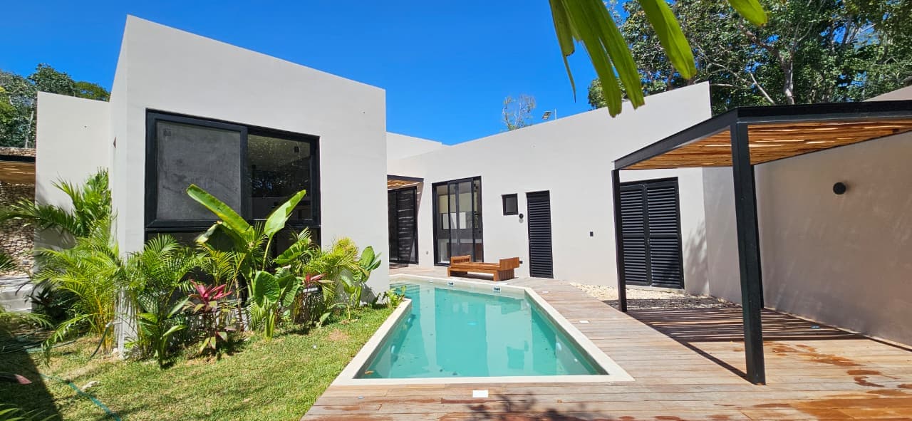 Casa Juuba — terraza con alberca y pérgola de madera, Tulum